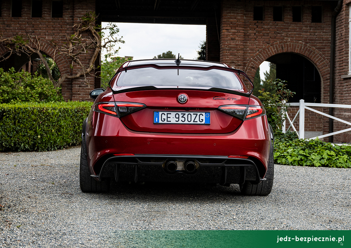 Premiera tygodnia - Alfa Romeo Giulia GTA - tył auta w kolorze Etna Red